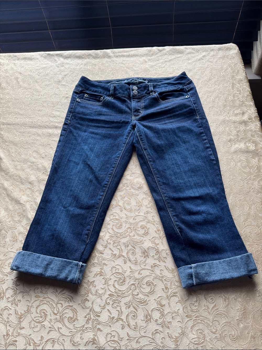 American Eagle Outfitters Dark Blue Cropped Rolled-Cuff Jeans size 6 Women's